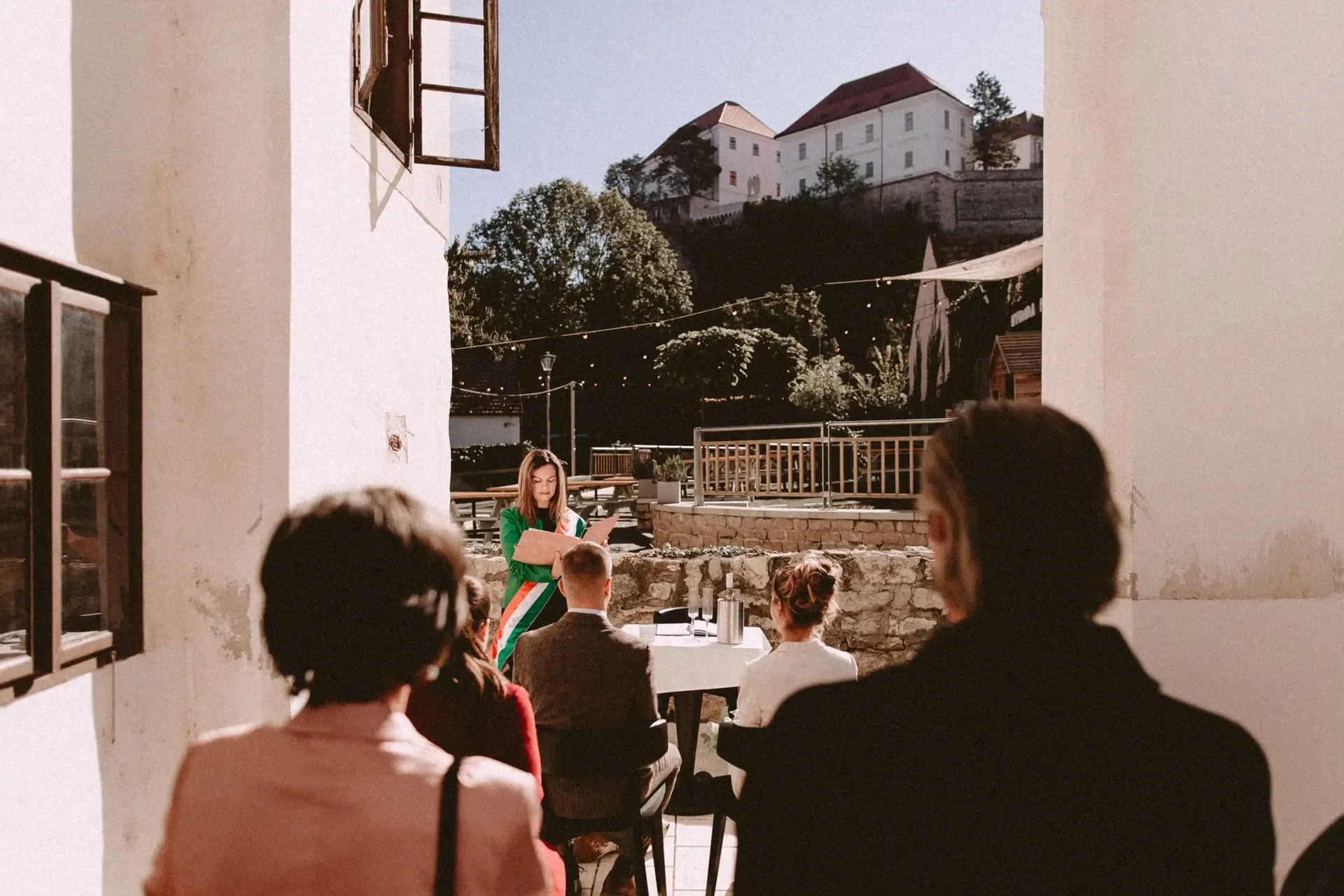 Esküvői szertartás a Fricskánál, háttérben a veszprémi vár
